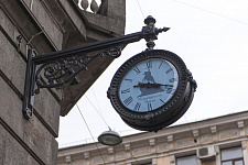 Street clock on Liteiny pr., St. Petersburg. 2017