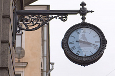 Street clock on Liteiny pr., St. Petersburg. 2017