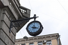 Street clock on Liteiny pr., St. Petersburg. 2017